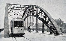 Zdjęcie. Widok okrągłego placu Grunwaldzkiego z góry. Przez środek placu przejeżdża wagon tramwajowy typu Falkenried.