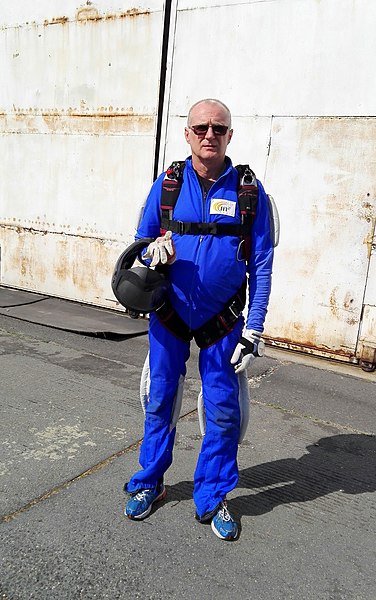 File:Włodzimierz Karsznia skydiver, Gliwice 2017.04.01.jpg