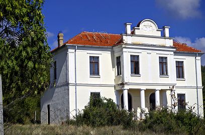 Градба помеѓу двете селски цркви