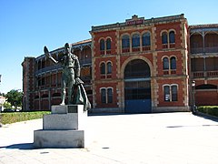 SA-plaza de toros monumento a El Viti 01.jpg