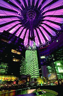 Le « Sony Center » sur la Potsdamer Platz à Berlin (Allemagne). (définition réelle 1 988 × 3 015)