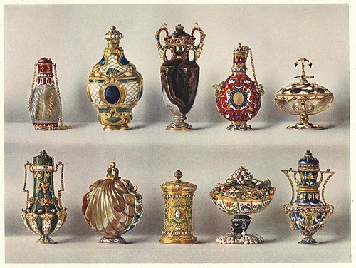 Zehn Flakons, Schälchen und Büchsen, teils aus Gold, teils aus Quarzarten geschnitten und in Gold gefaßt. Alle mit Email und Edelsteinen verziert. Die Onyxvase oben in der Mitte wohl französischen Ursprungs des 16. Jahrhunderts, alle andern deutsch um 1700 entstanden, die beiden Vasen unten links und rechts von Melchior Dinglinger