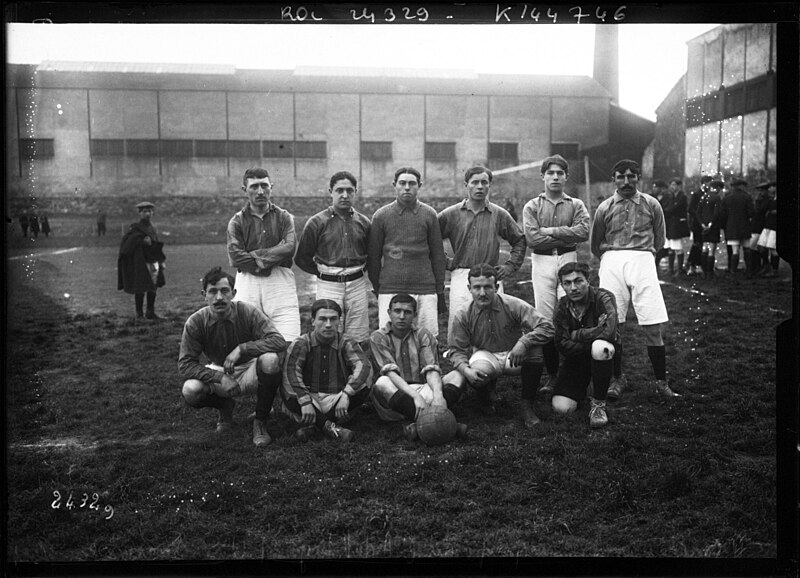 File:3-11-12, Saint-Ouen, équipe du C.A. de Vitry contre l'U.S. suisse - photographie de presse - Agence Rol - btv1b69219907.jpg