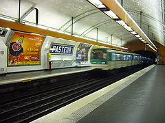 Arrivée d'un MF 67 sur la ligne 12 en direction de Porte de la Chapelle, en 2008.