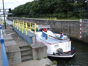 Beunschip in schutsluis Maaswaalkanaal