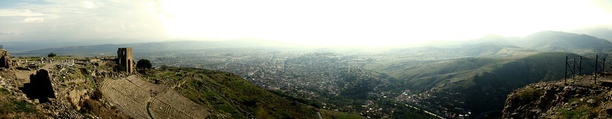 Vista panorámica de Pergamo e a cidade modeerna de Bergama.