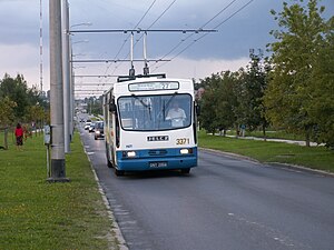 Kontakttīkla masti ar speciālu izvirzījumu (Ausleger) abiem braukšanas virzieniem