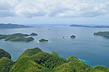 左：城山の山容 右：城山山頂から浅茅湾・朝鮮半島方向を望む