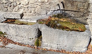 Une fontaine avec des bassins réutilisant probablement d'anciens sarcophages.