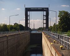 Die stillgelegte nördliche Schleuse mit dem Gestell für die Führung des Hubtores zum Unterwasser