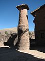 Restos de una columna en el sitio arqueológico de Raqchi.