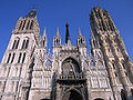 Hoofdfaçade van de kerk en een stukje van de gietijzeren spits van de vieringtoren