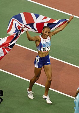 Kelly Holmes viert haar overwinning op de 1500 m tijdens de OS van 2004, Athene.