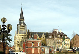 L'église Saint-Pierre et la statue de Parmentier, Montdidier.