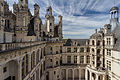 Le château de Chambord, construit en tuffeau de la Loire issu de diverses carrières.