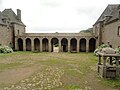 Cour, vue vers le portail d'entrée.