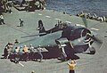 Grumman F6F-3 Hellcat pe puntea portavionului USS Yorktown (CV-10) înainte de decolare, având aripile extinse