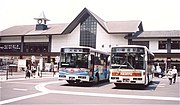 鎌倉駅で待機する京浜急行バス車両。右は鎌倉市制50周年記念塗装車（既に廃車）