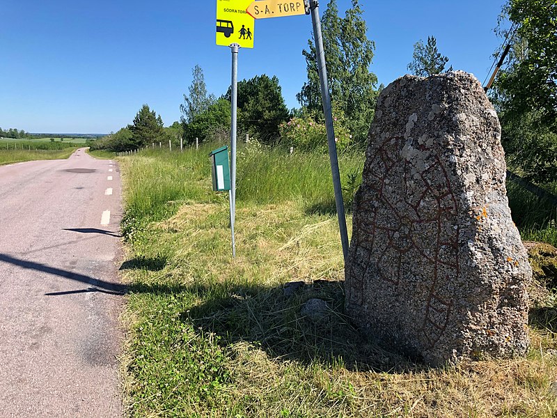 File:Runsten mellan Kärrsjö och Södra Torp i Ledbergs socken.jpg