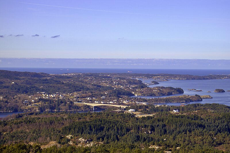 File:Selbjørn bru, Selbjørn og Rabben sett fra Veten, Austevoll.jpg