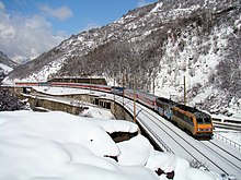 Double traction avec deux BB 26000 tractant un train Copenhague - Modane dans un décors montagneux et enneigé