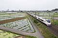 Linha férrea Joban e campos de Lotus no entorno, na cidade Tsuchiura.