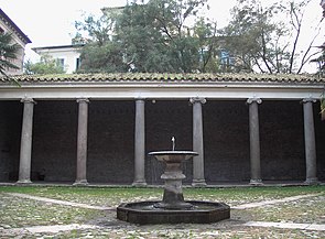 Atrio de la basílica de San Clemente, Roma, con columnas romanas antiguas reutilizadas