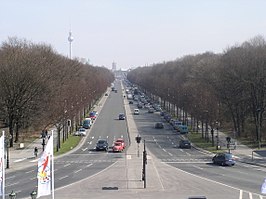 Straße des 17. Juni in oostelijke richting. In de verte de Brandenburger Tor