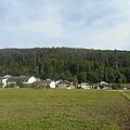 Vue du village de Bellelay avec l'école secondaire au premier plan.