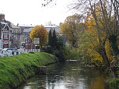 La Bresle au centre d'Eu (vue vers l'aval).