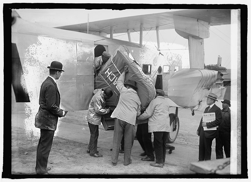 File:Pianos arrive by airplane, Bowling Field (i.e., Bolling Field, Washington, D.C.), 4-23-25 LCCN2016850331.jpg