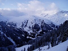 Der Tiroler Anstieg der Passstraße quert die steilsten Hänge des Galzig unter einer Lawinengalerie.