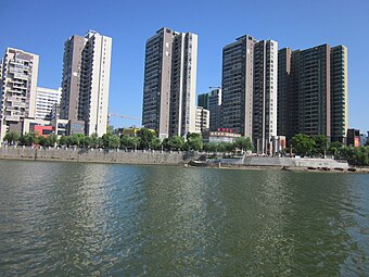 La ville vue des berges de la rivière Wei (affluent de la Xiang)