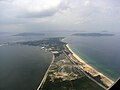 海ノ中道上空からの志賀島（右）。他に能古島（左）と玄界島（右奥）も見える。