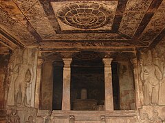 Mantapa (hall) en el famoso templo de la cueva Ravana Phadi