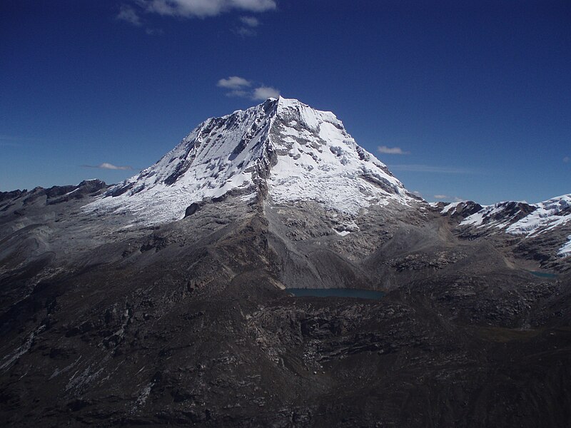 File:Nevado Ranrapalca visto desde el paso Huapi.jpg