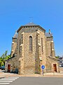 Le chevet de la nouvelle église Saint Lunaire. En bas du mur en moellon, on peut voir la première pierre posée en 1882.