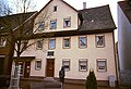 Wohnhaus Mörikes in Lorch, Hauptstraße 24. Vor dem Haus: Mörike-Skulptur mit Kater.