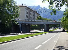 Vue en couleurs sur un pont ferroviaire d'un boulevard.