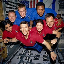 posádka raketoplánu Columbia STS-107 na orbite v bezváhovom stave. V hornom rade (modrá zmena, Ľ-P): Brown, McCool, Anderson. V dolnom rade (červená zmena Ľ-P): Chawlaová, Husband, Clarková a Ramon