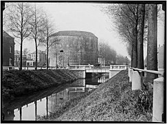 Tournai — Grosse Tour - Vue générale avec le pont, depuis la petite rivière.jpg