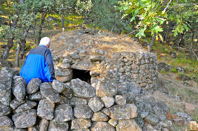 File:Un descanso en el camino, en la entrada del horno de pan.jpg