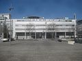 Funktionsgebäude (Haus E), dahinter Haus B mit Hubschrauberlandeplatz.