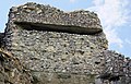 Ausschnitt einer Mauer im Kastell von Pevensey/Anderitum, an den man sehr gut das aus Zement und Bruchstein bestehende Gußmauerwerk sehen kann. Der Einschnitt im oberen Bereich stammt aus den 2. Weltkrieg, als diese Mauersektion als Geschützstand ausgebaut wurde