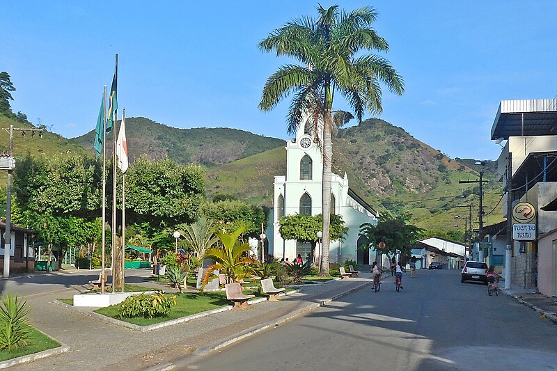 File:Praça JK e Igreja Matriz de Nossa Senhora das Dores ao fundo, Marliéria MG.JPG