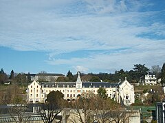 Le monastère du Carmel vue depuis la basilique Notre-Dame-du-Rosaire.