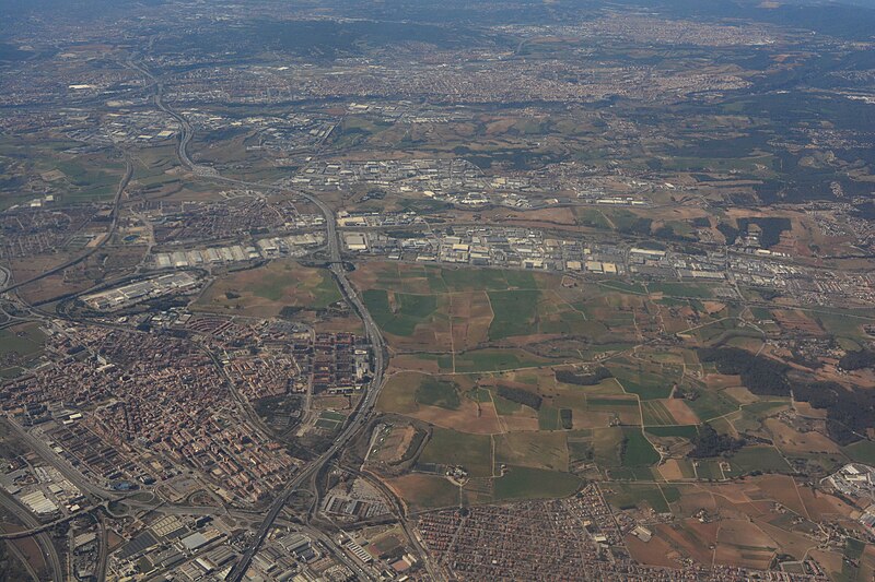 File:Aerial view, Barcelona Province, Mollet del Vallès (lower left), looking west.jpg