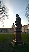 Friedrich der Große vor dem Charlottenburger Schloss in Berlin.jpg