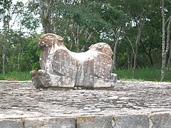 Plataforma de los Jaguares frente al Palacio del Gobernador.