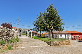 Plaza ajardinada en Herguijuela del Campo.jpg